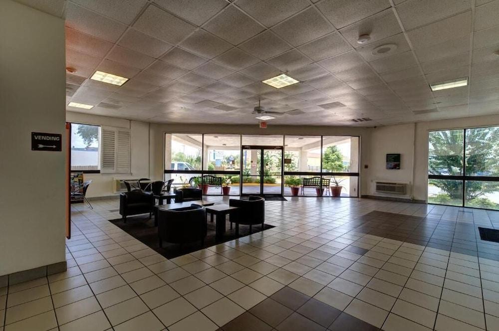 Executive Inn & Suites photo 18
