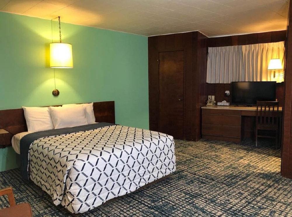 Curly Redwood Lodge photo 17