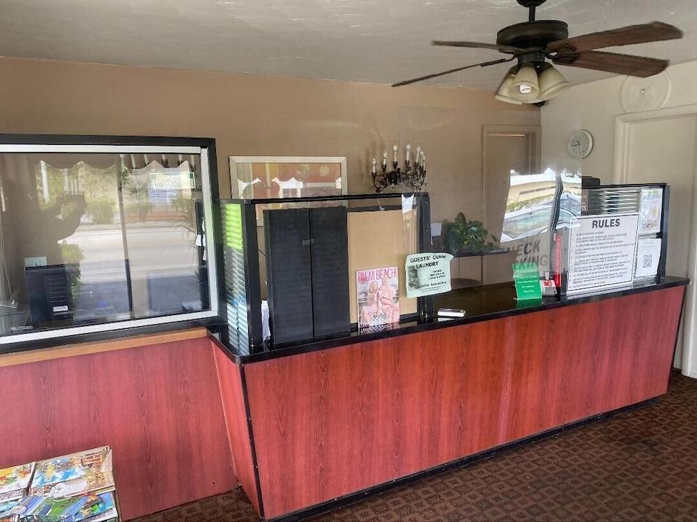 Queens Lodge Motel photo 28