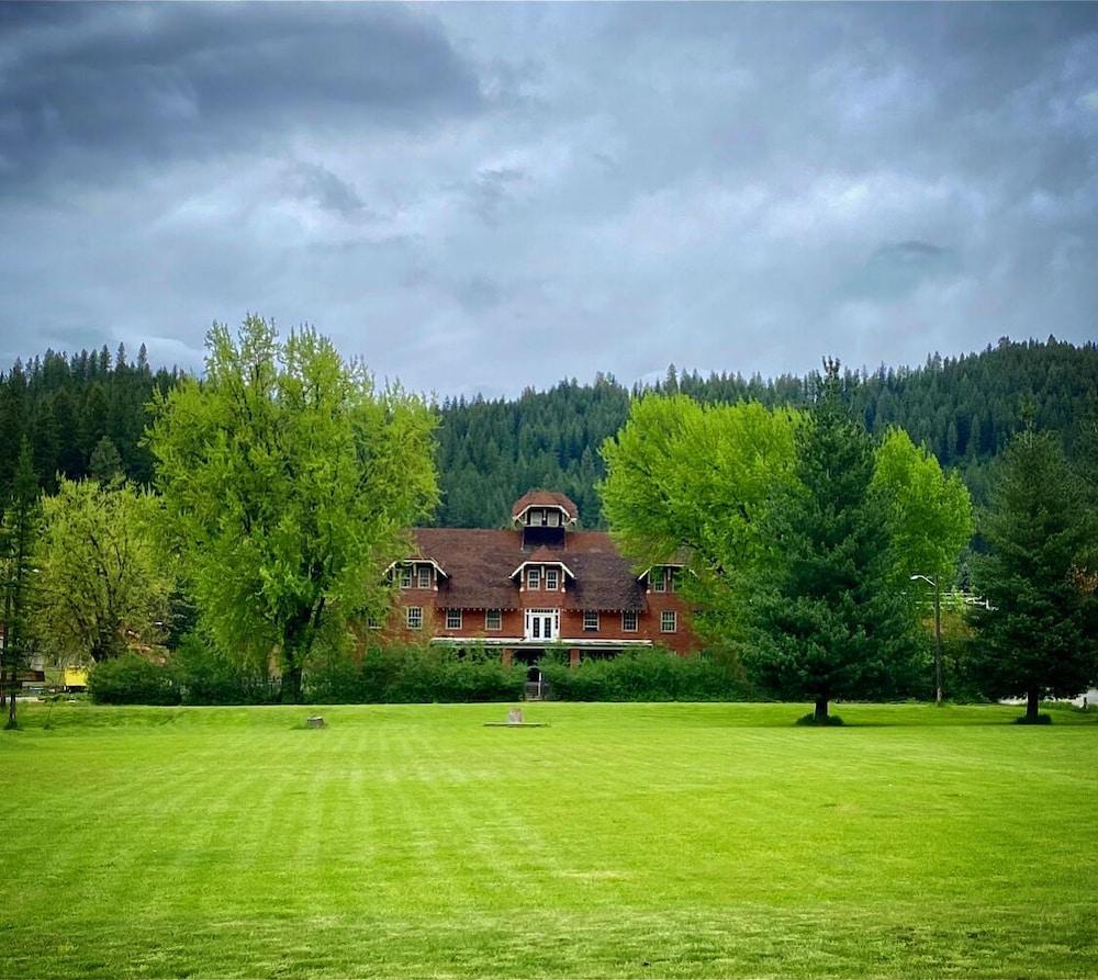 Silverton Mountain Manor photo 1