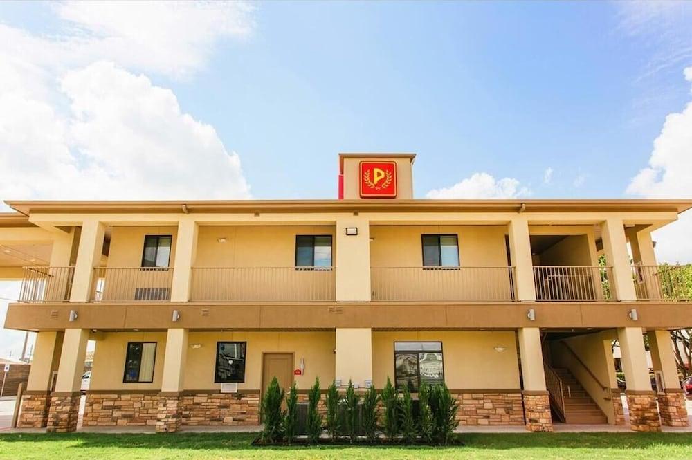 Palace Inn Conroe photo 16