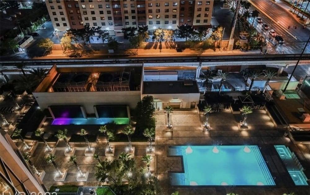 Premium Suite w/balcony at The Signature photo 22