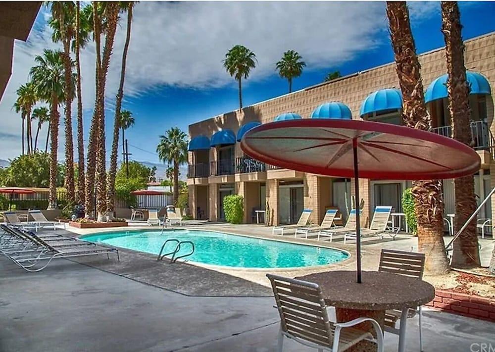 Palm Desert Suites photo 6