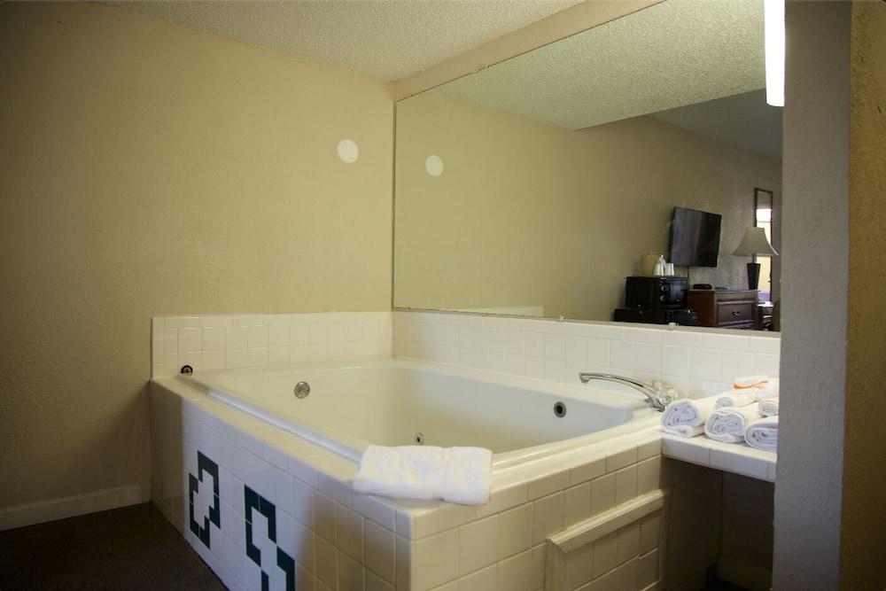 Travelers Inn photo 19