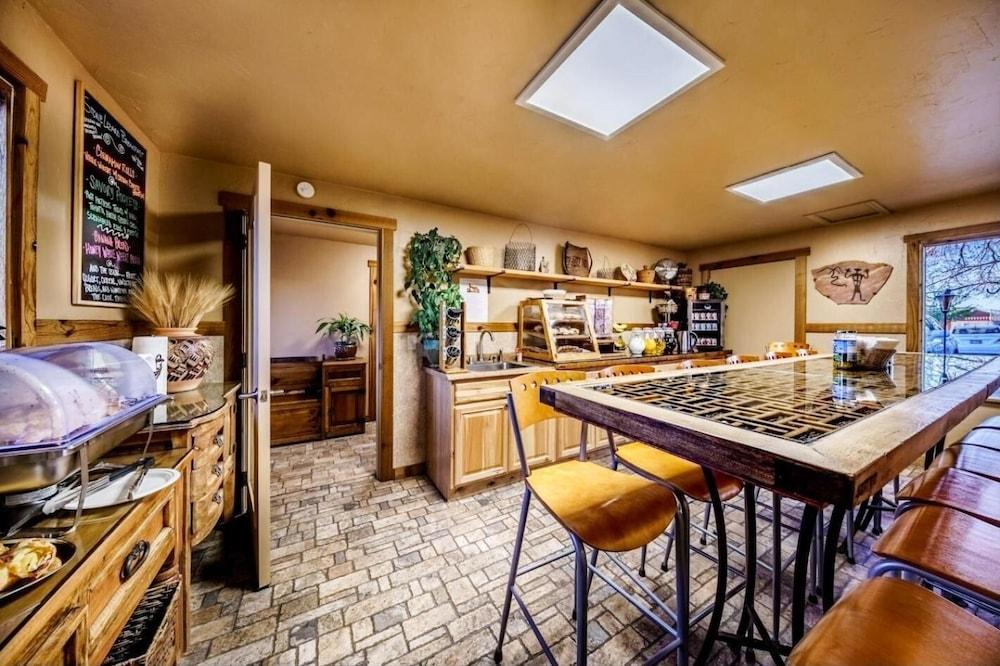 Stone Lizard Lodging photo 70