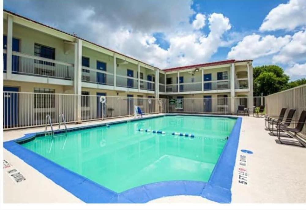 Scottish Inns and Suites Texas City, TX photo 2