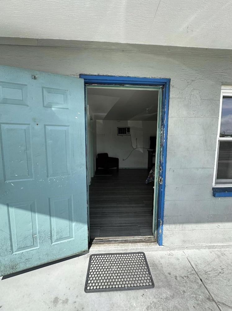 Base Motel By OYO South Tampa photo 7