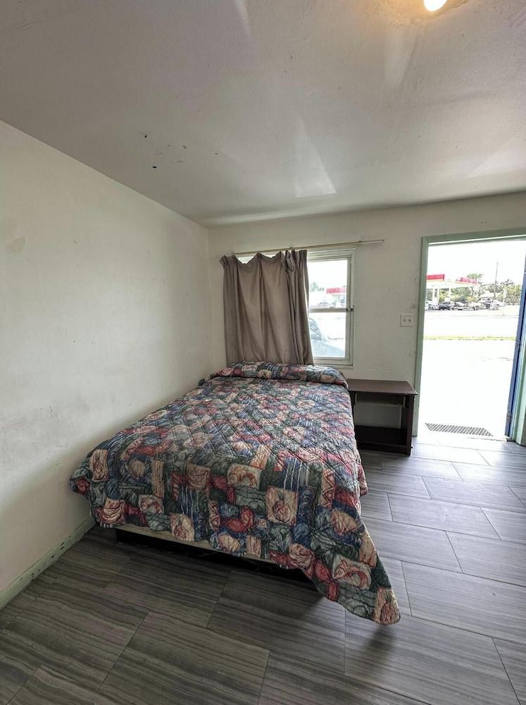 Base Motel By OYO South Tampa photo 8