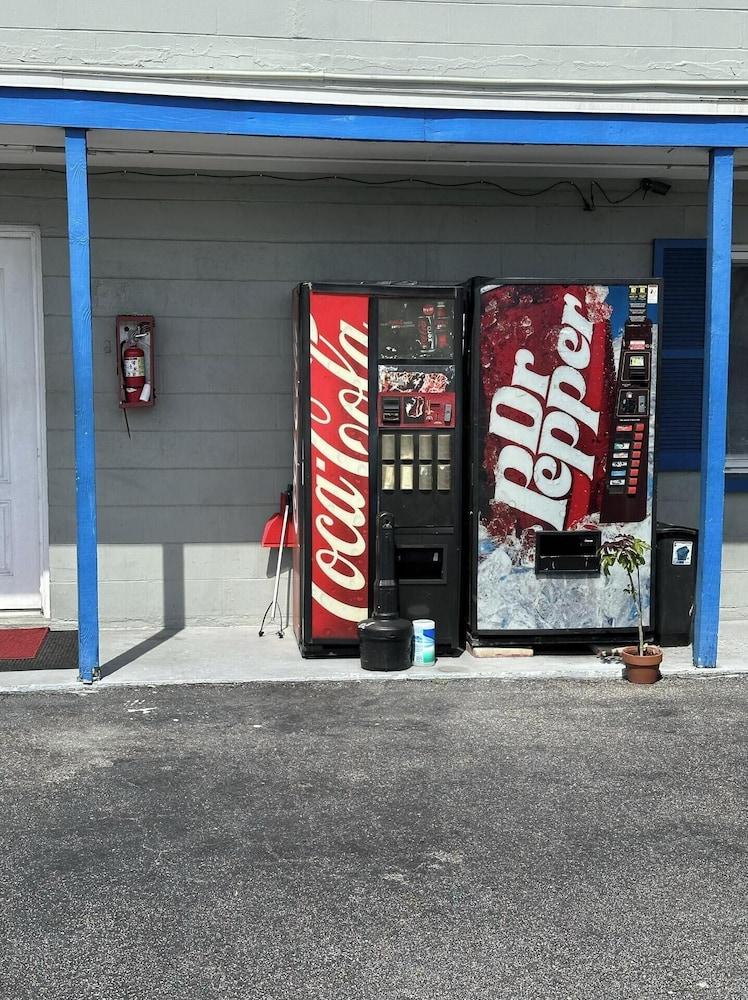 Base Motel By OYO South Tampa photo 12