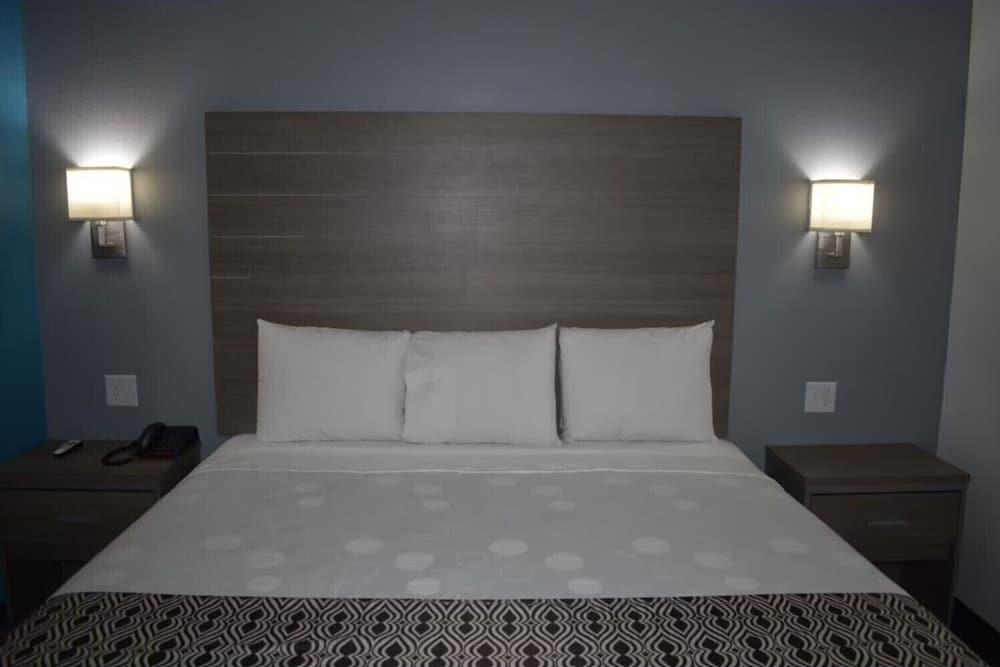Hotel Royale IAH Airport North Houston I-45 photo 1
