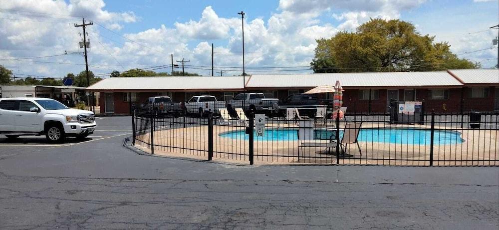 Vanguard Motel photo 13