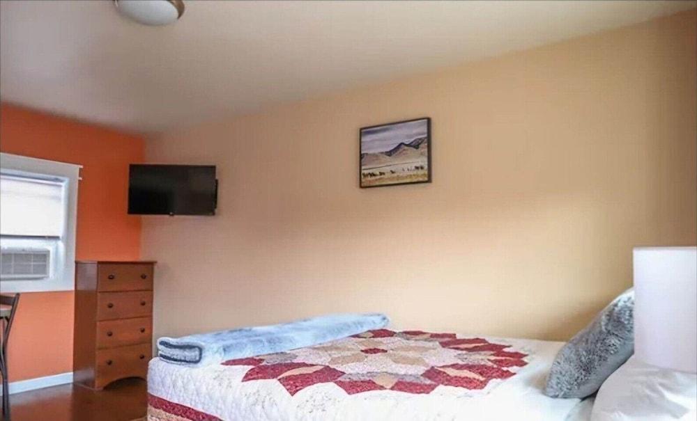 Angler Village Inn photo 11