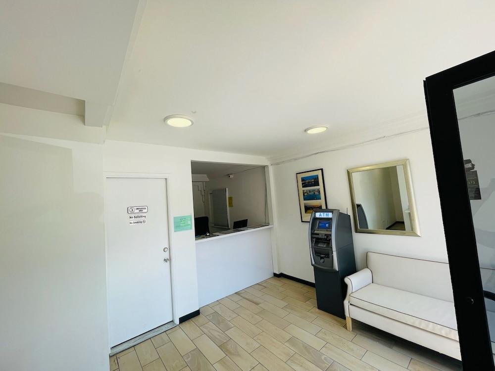 Oak Tree Inn photo 3