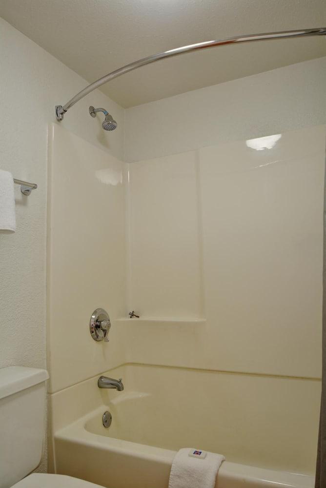 Motel 6 Chicopee, MA - Springfield photo 26