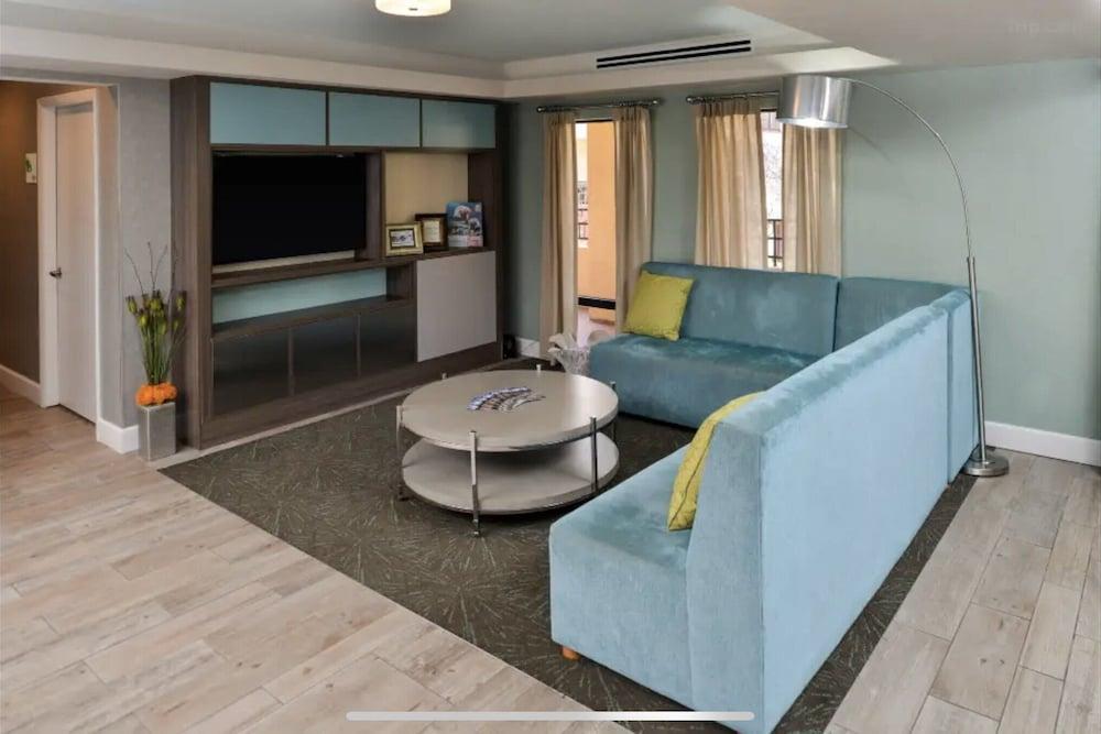 Red Roof Inn PLUS+ & Suites Tampa photo 7