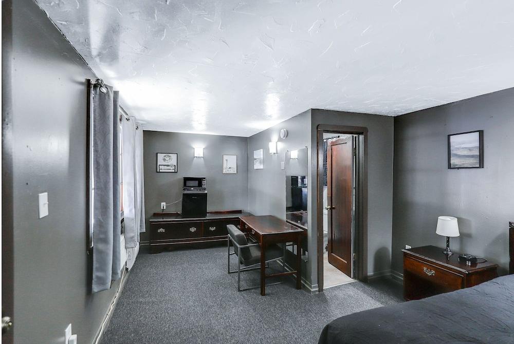Cedar Village Motel photo 10