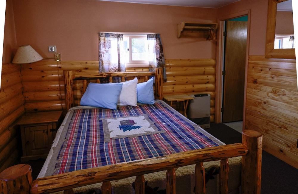 Twin Pines Lodge & Cabins photo 23
