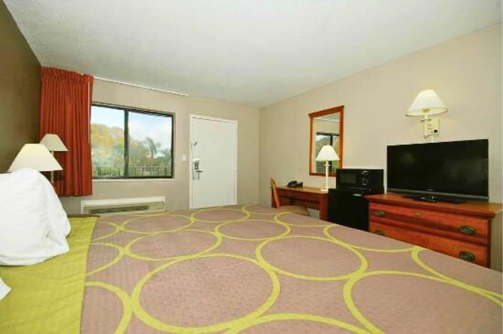 Super 8 by Wyndham Fort Myers photo 9