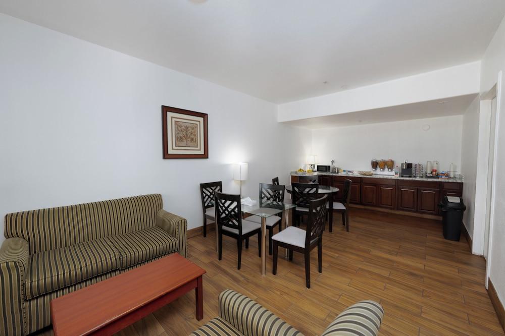 America Inn & Suites photo 4