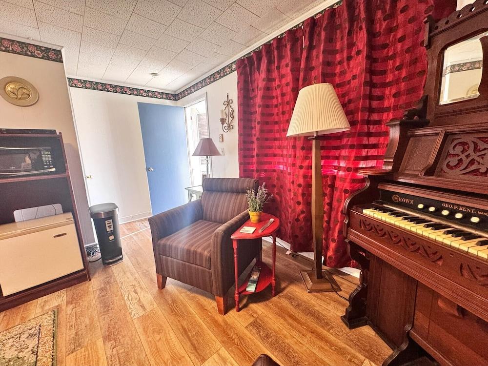 Chesterfield Hotel by OYO Hwy 9 photo 39