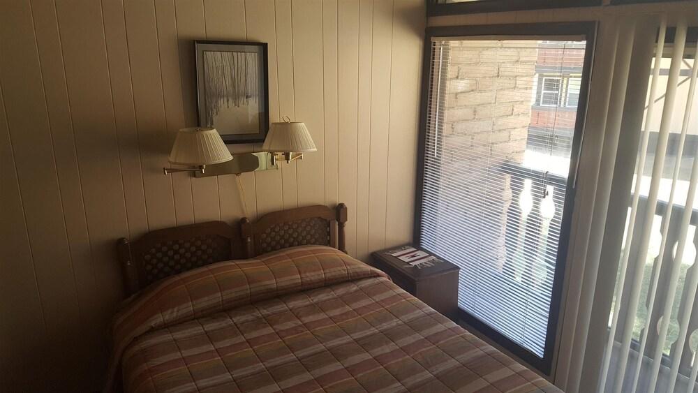 Auslander Condominiums photo 19