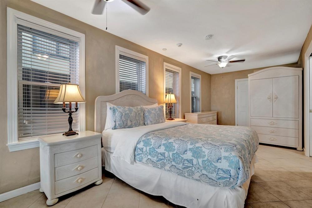 Stones Throw Beachfront Luxury Suites photo 4