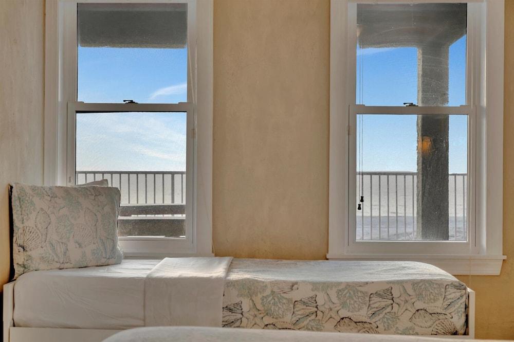 Stones Throw Beachfront Luxury Suites photo 11