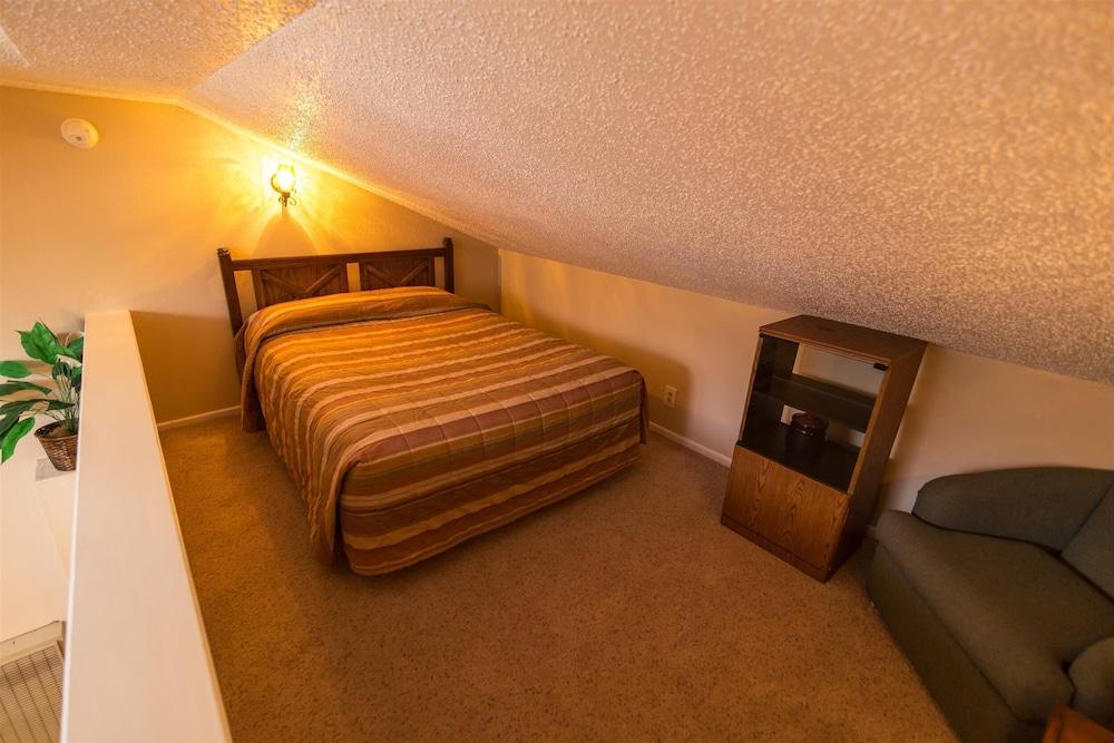 Auslander Condominiums photo 40