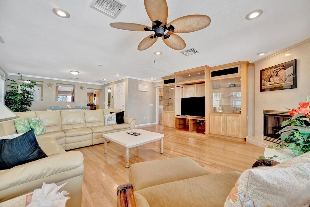 Stones Throw Beachfront Luxury Suites photo 53
