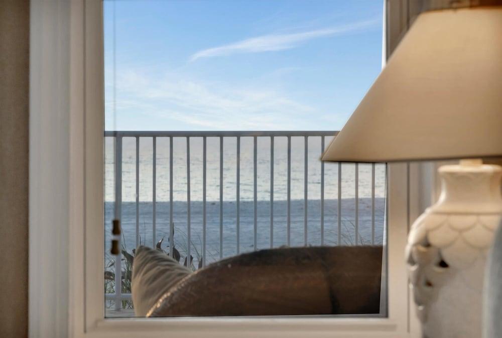 Stones Throw Beachfront Luxury Suites photo 8