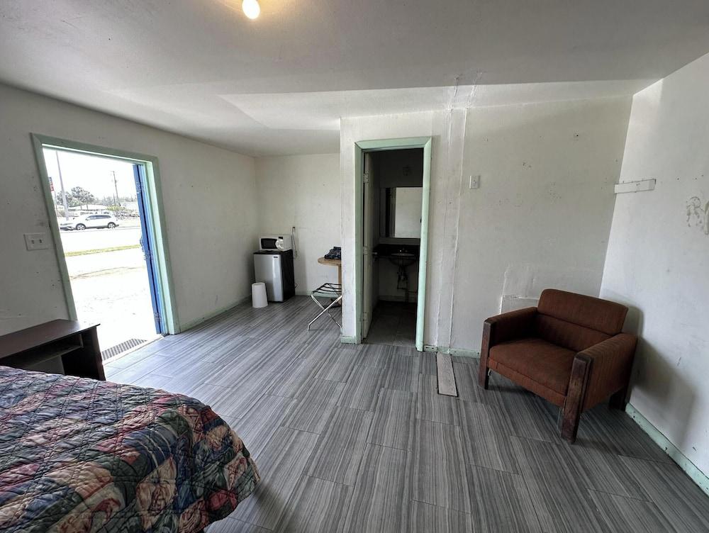 Base Motel By OYO South Tampa photo 3