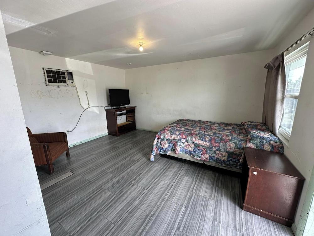 Base Motel By OYO South Tampa photo 5