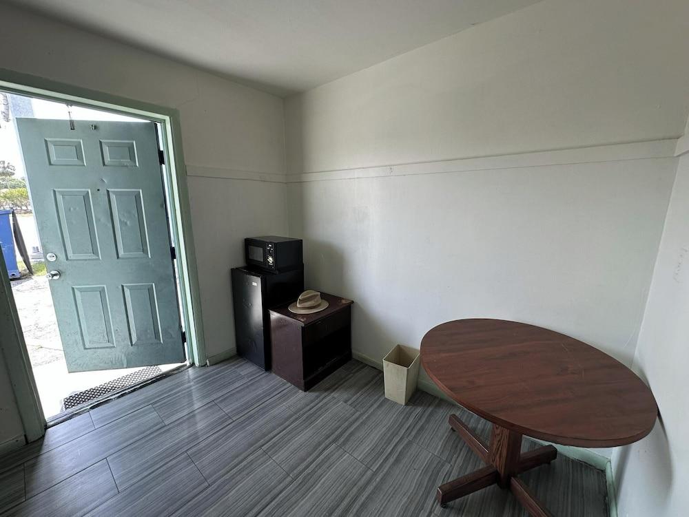 Base Motel By OYO South Tampa photo 6