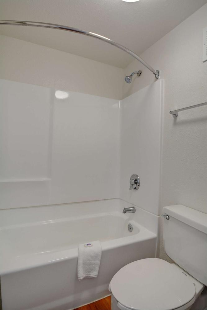 Motel 6 Chicopee, MA - Springfield photo 18