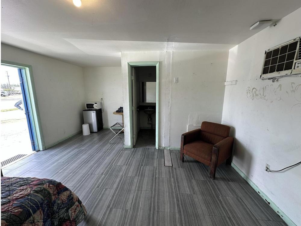 Base Motel By OYO South Tampa photo 4