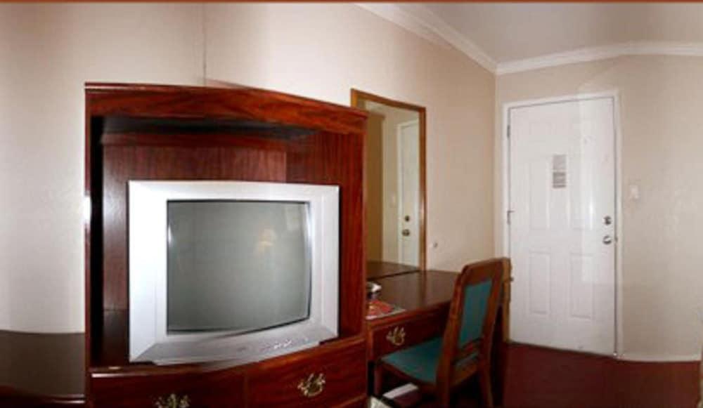 Sunset Inn and Suites photo 11