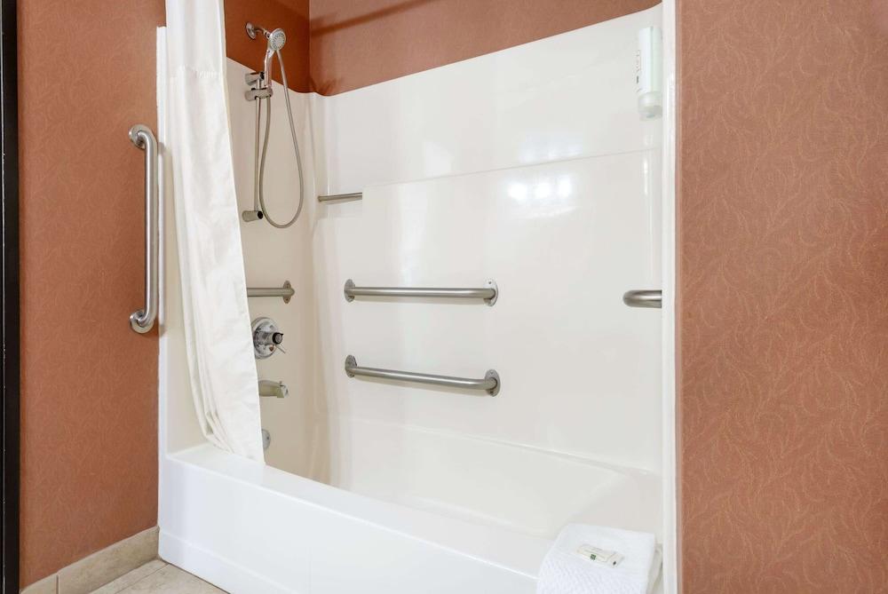 Quality Inn Bemidji photo 13