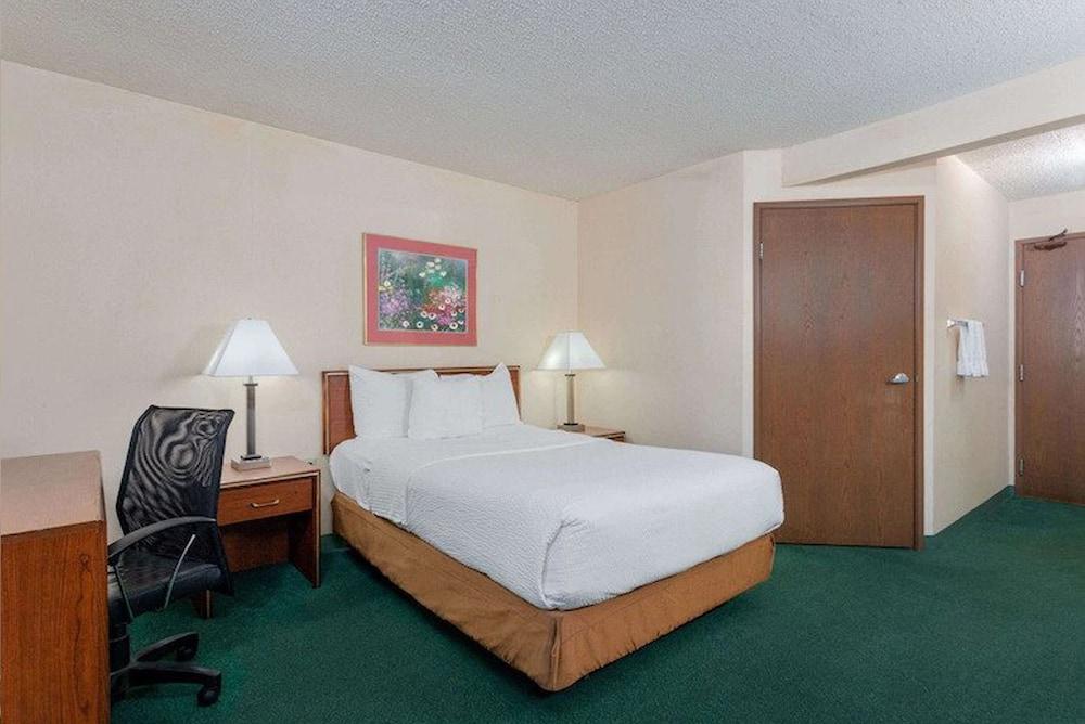 Norwood Inn & Suites by BlissPoint Post Rd Indianapolis photo 47