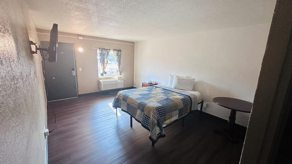Hallmark Inn By OYO Fort Wayne photo 2