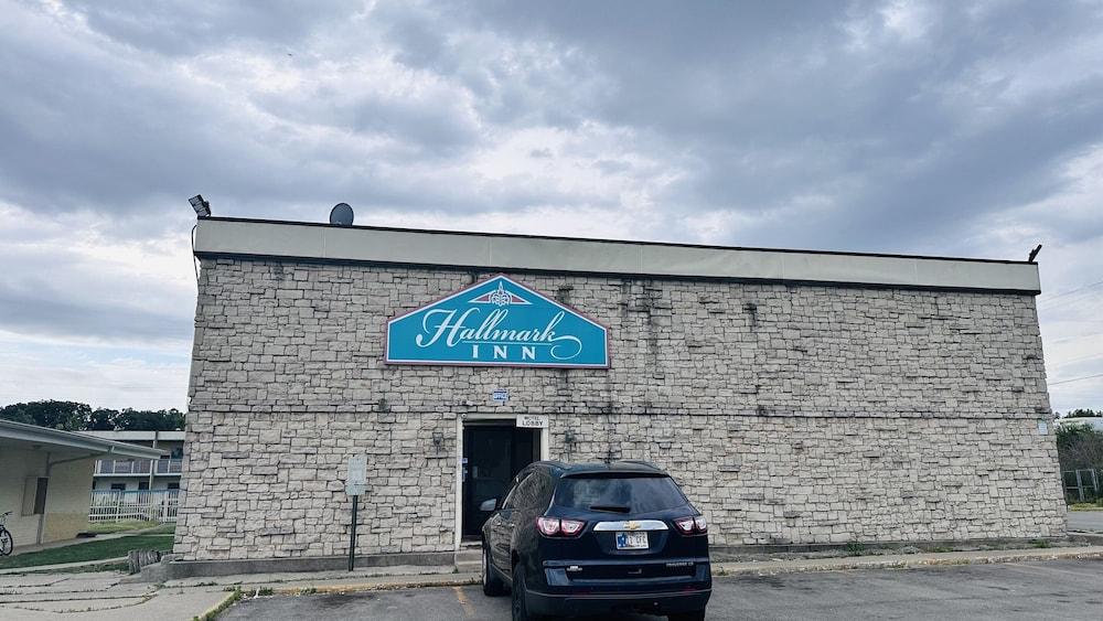 Hallmark Inn By OYO Fort Wayne photo 1