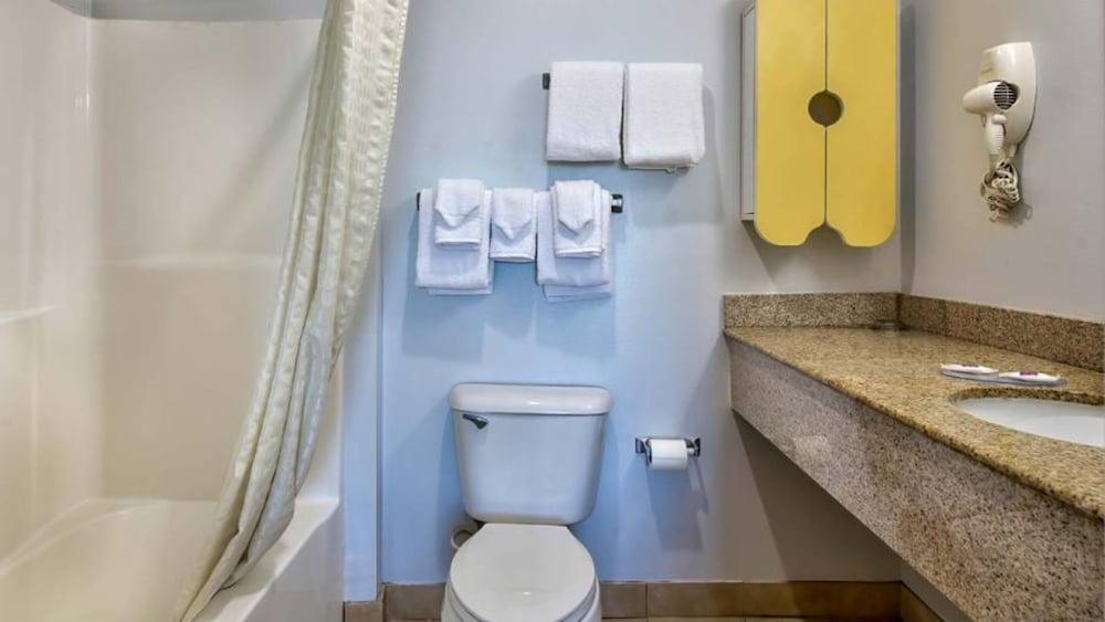 Oyo Townhouse Sulphur,LA Extended Stay I-10 photo 24