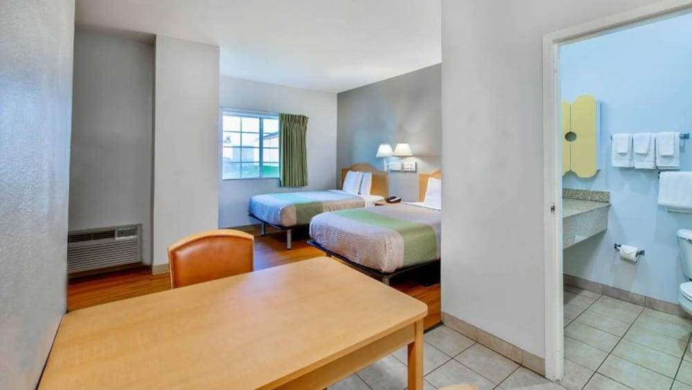 Oyo Townhouse Sulphur,LA Extended Stay I-10 photo 2