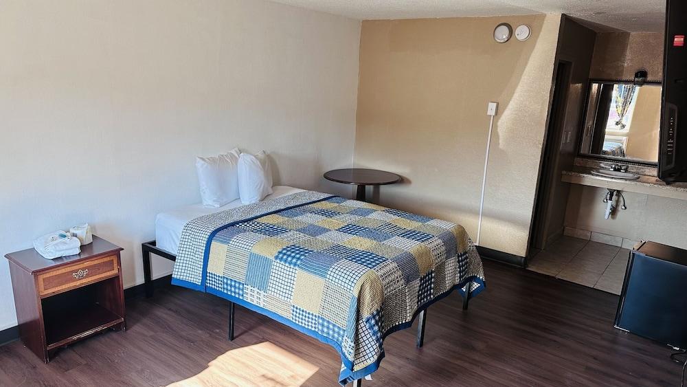 Hallmark Inn By OYO Fort Wayne photo 3