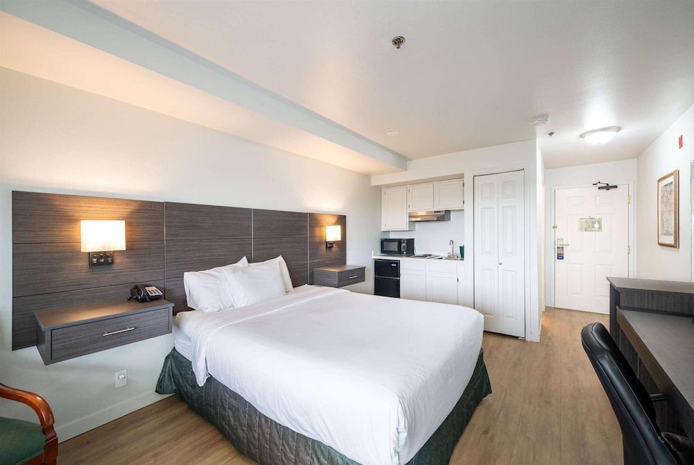 Baymont by Wyndham Bellingham photo 13