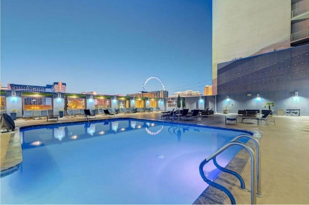 Sapphire Skyline Premium Suite photo 3