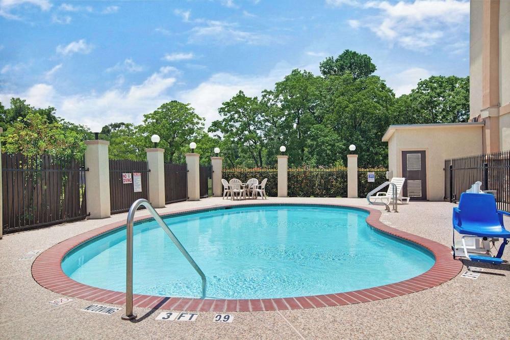 Super 8 by Wyndham IAH West/Greenspoint photo 46