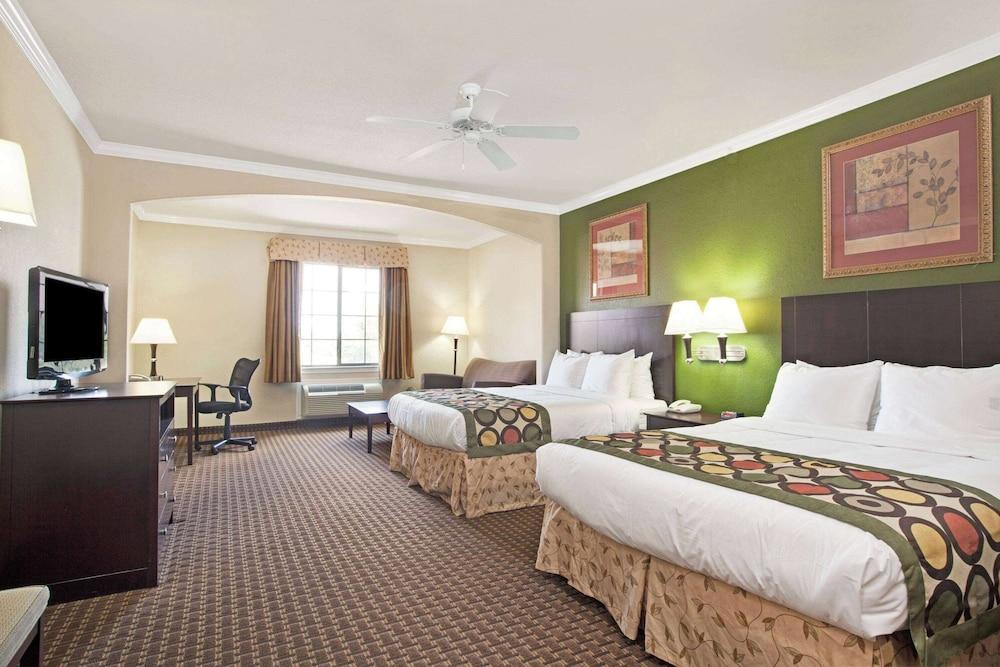 Super 8 by Wyndham IAH West/Greenspoint photo 42