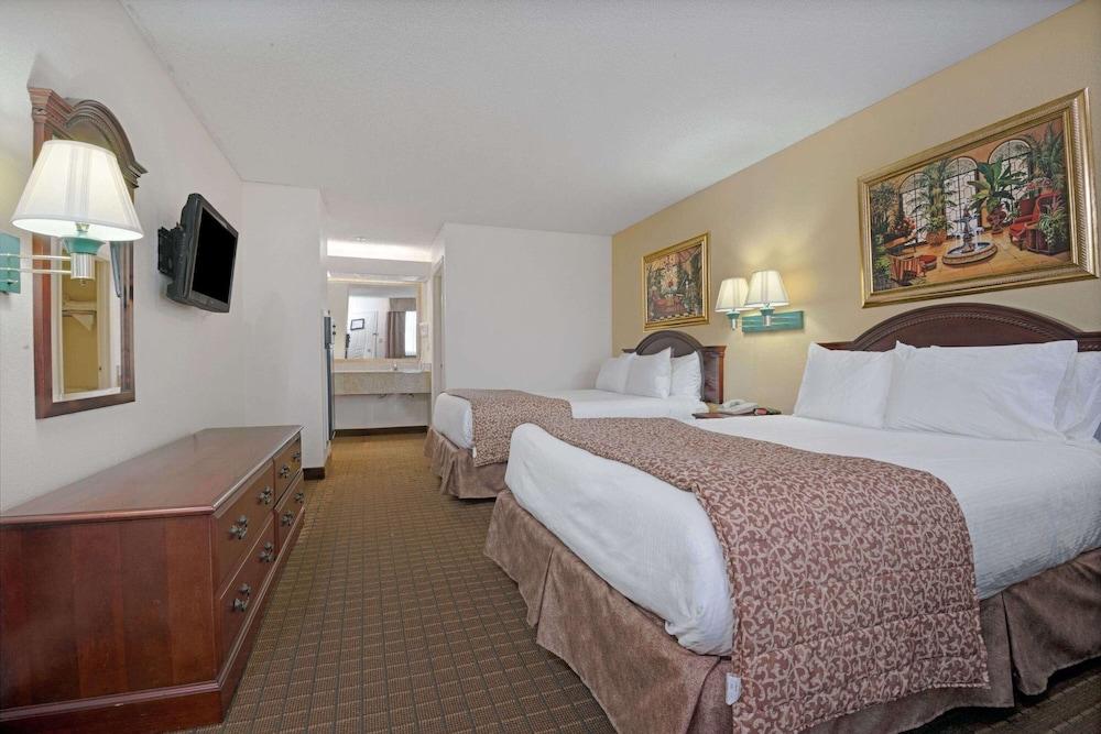 Travelodge by Wyndham Montgomery East photo 13