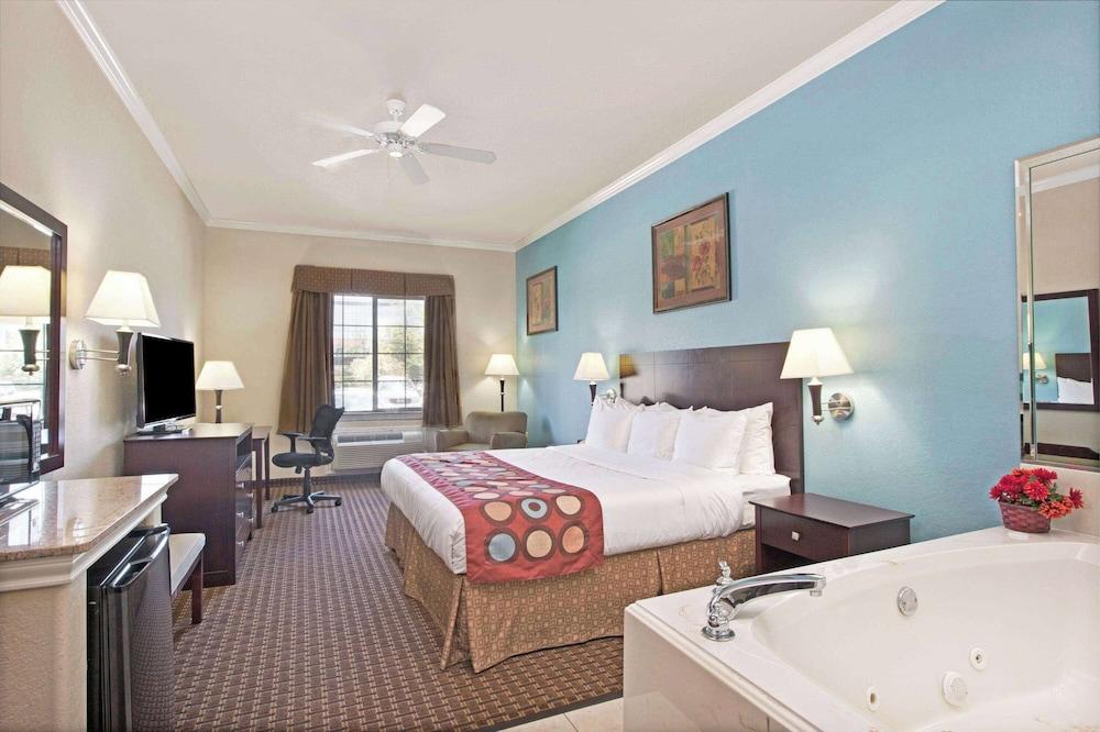 Super 8 by Wyndham IAH West/Greenspoint photo 43