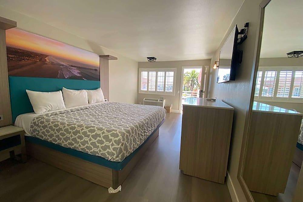 Super 8 by Wyndham Oceanside Downtown photo 2